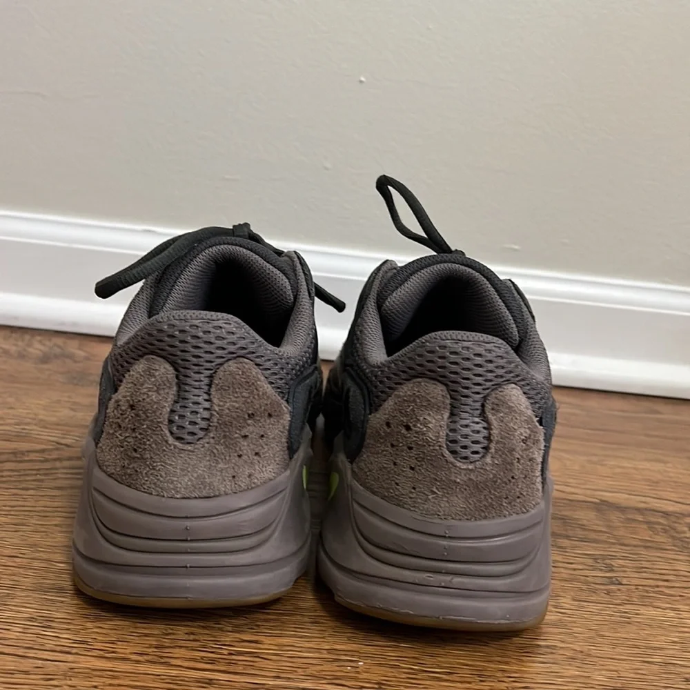 adidas Yeezy Boost 700 Mauve - Picture 3 of 7
